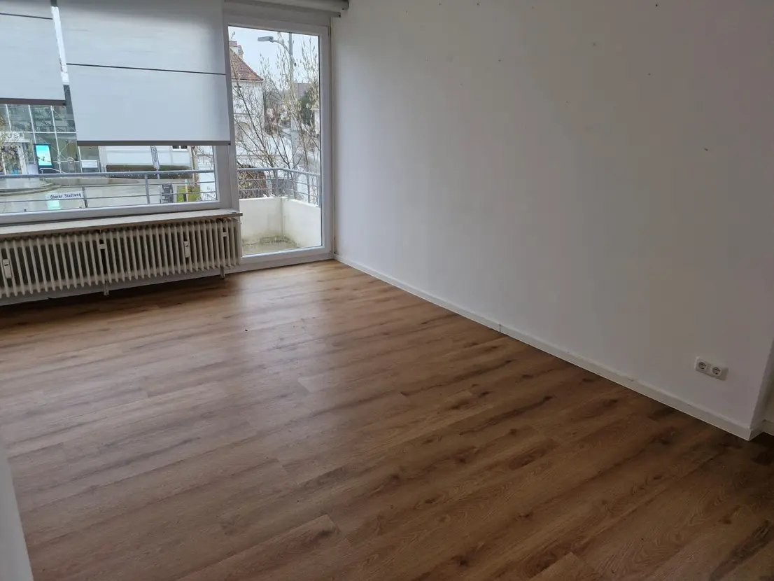 Helles Wohnzimmer der Wohnung in Stadtbergen